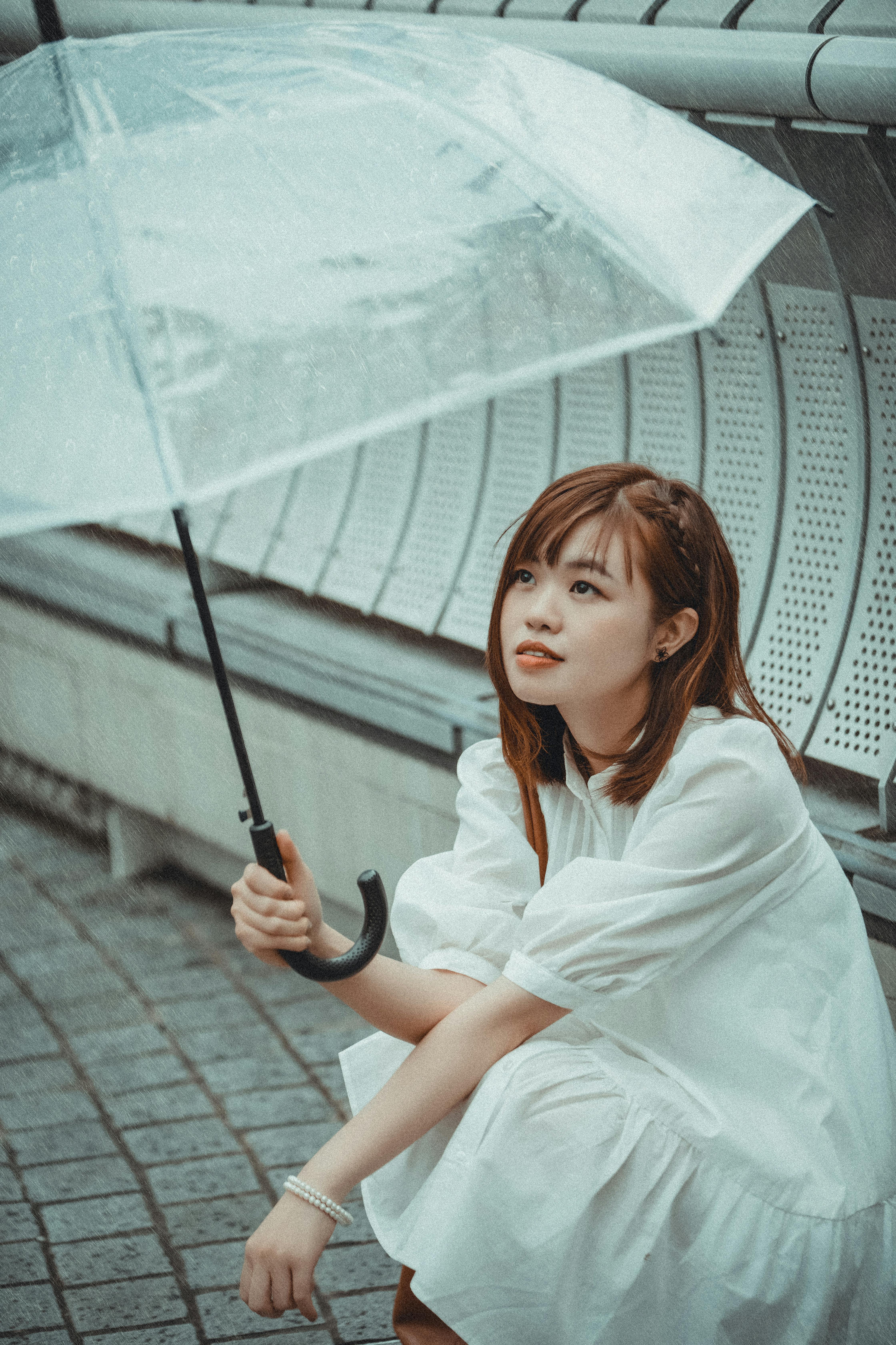 Nguyen Hung 清晨路灯下封面图